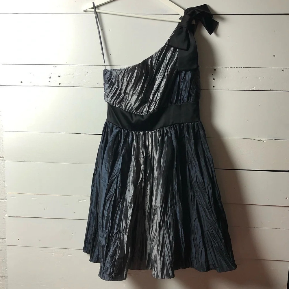 MAGGY LONDON Party dress one shoulder bow crinkle grey navy black evening midi